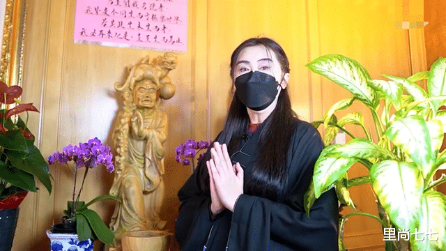 王祖贤|王祖贤也老了，特意穿缦衣拜佛好正式，素颜皮肤松弛双眼皮塌陷