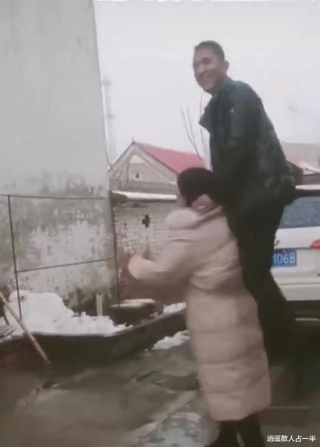 河南男子和妻子吵架,男子骑上妻子脖子,男子:这是为了哄她开心