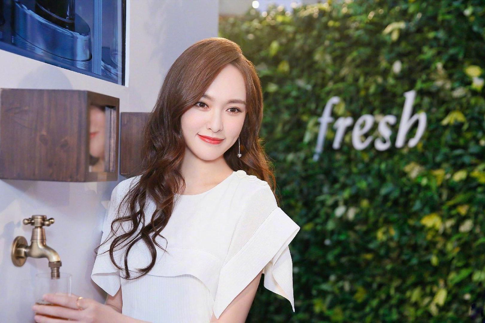 唐嫣|唐嫣大方晒娃，2岁小小糖扎丸子头骑平衡车，老公罗晋评论区打趣