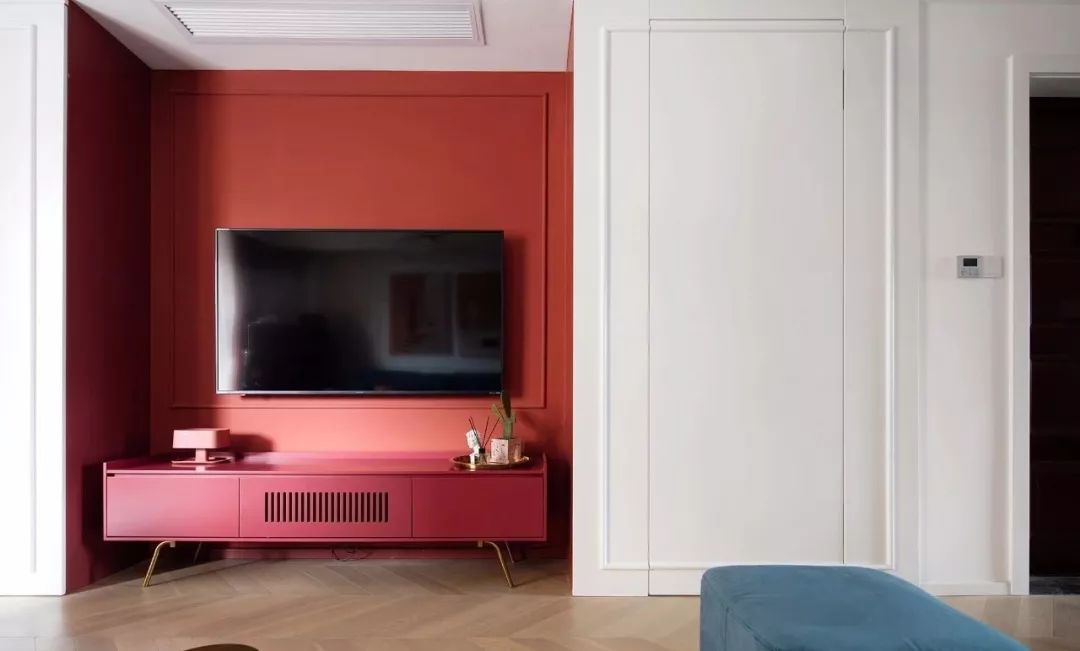 电视墙别傻傻的装壁纸瓷砖，早淘汰了！聪明人用这种材料，太实用