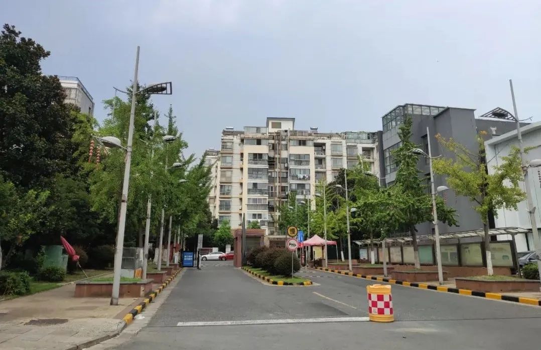 新物业进场1年!镇江这个小区突然被曝“捆绑收费”,激怒业主