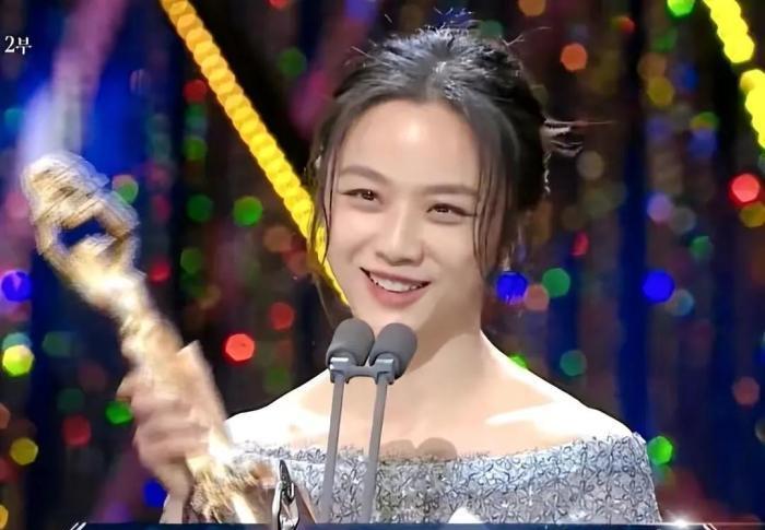 汤唯|韩国人在酸什么？汤唯韩国拿影后，全程用中文致谢，被韩网友骂惨