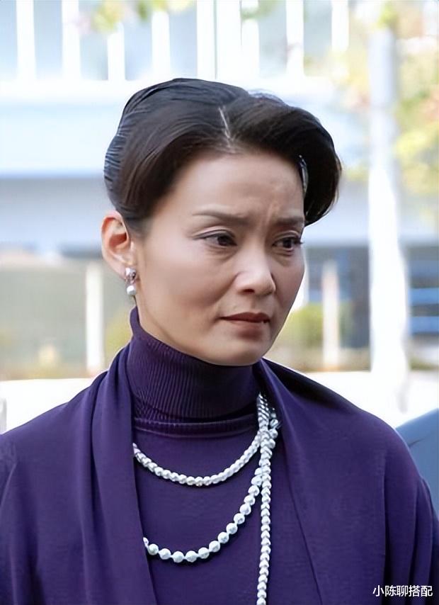 明星素颜 67岁潘虹太优雅了，“贵妃头+简约服饰”很实用，妈妈们可照穿
