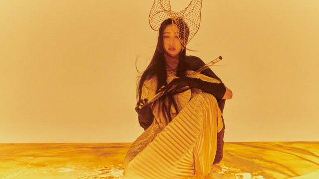 佟丽娅|39岁佟丽娅拍性感大片，趴沙子上秀美背翘臀！