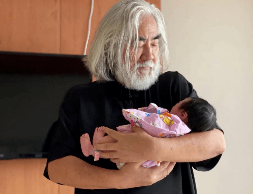 王刚|明明是三口之家,却过出祖孙三代感,这8个明星家庭,父子最大差81岁