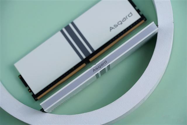 投影仪|炫酷白甲RGB 阿斯加特女武神DDR4 3200内存图赏