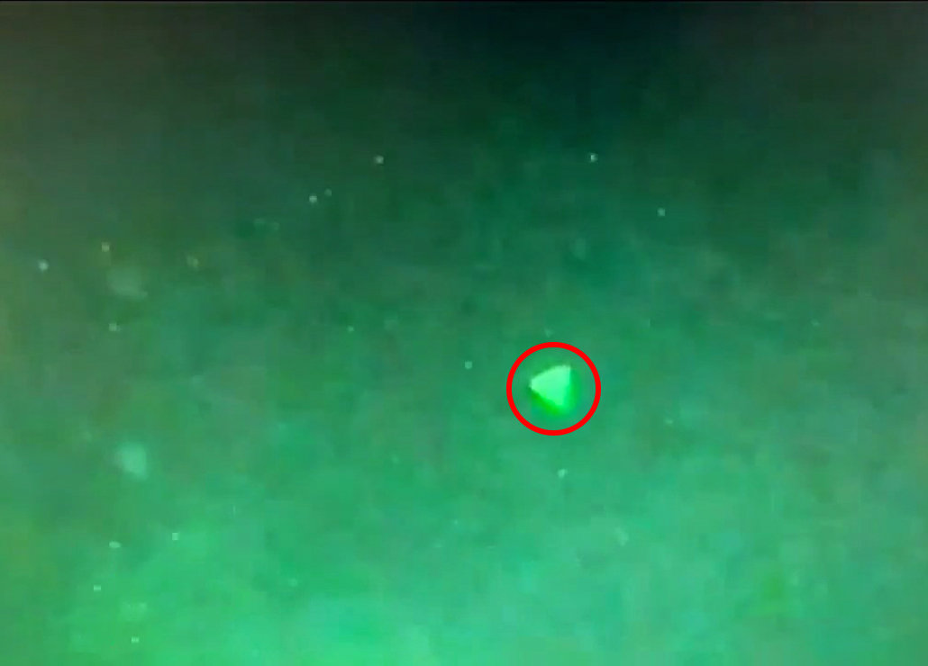 ?上海天空出现巨大的三角形UFO,躲在云层背后,到底是什么?