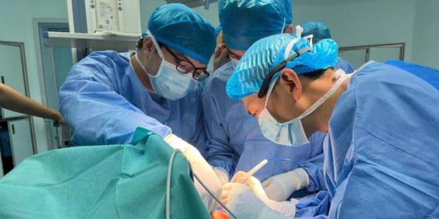 子宫内把8个兄妹“吞噬”，印度女婴出生体内8个寄生胎，全球罕见