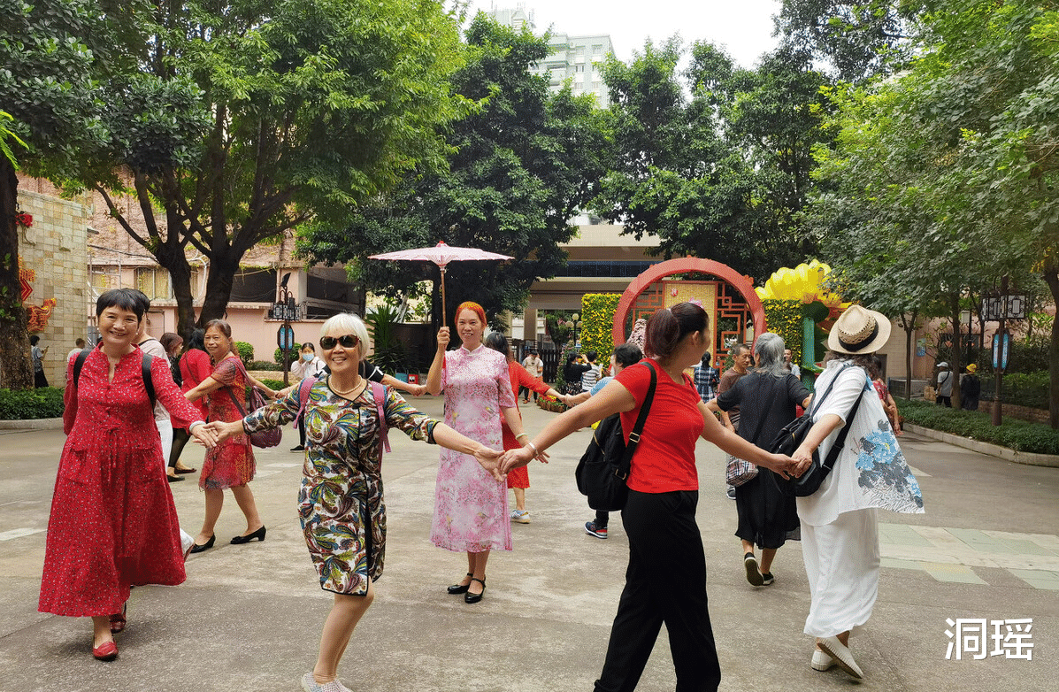 导游|外国人：上车睡觉下车尿尿到景区拍照的旅游，导游为啥不一起吃？
