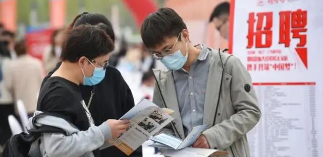 hr|“刚毕业别太在意工资”，HR聊天记录火了，网友：这不是PUA吗