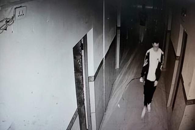 15岁胡鑫宇盲区失踪,家人正苦苦寻找,化粪池已抽空仍未发现踪迹