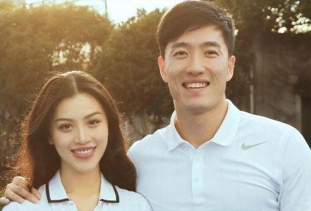 刘翔|刘翔与二婚妻子感情好!全程牵手满脸幸福,娇妻穿一身黑霸气十足