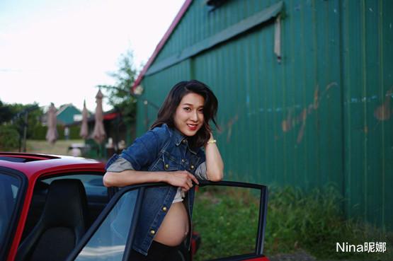 钟嘉欣|钟嘉欣圣诞节晒全家福，生完三娃穿针织衫变低调主妇，大13岁老公同框像祖孙