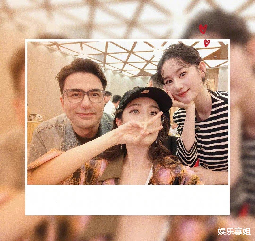 杨幂|郭晓婷晒和杨幂黄志玮杀青自拍照，花楹、雪见和重楼又合体了