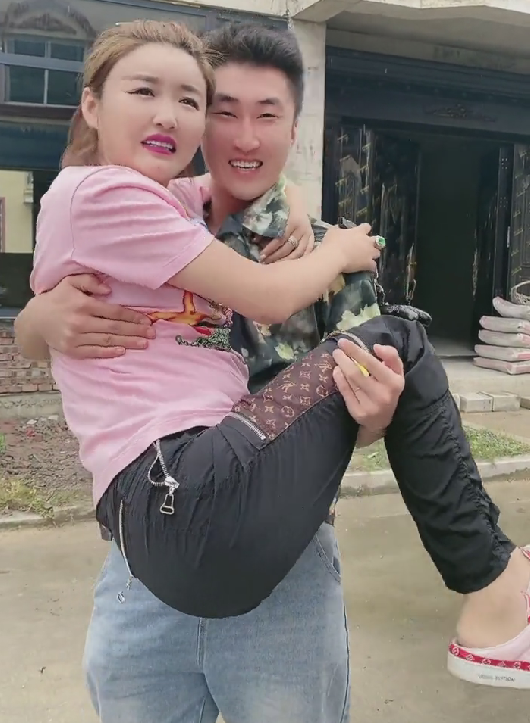 杨紫|亲脸、公主抱，娇娇和外甥拍视频，亲密互动被嘲：违背伦理！