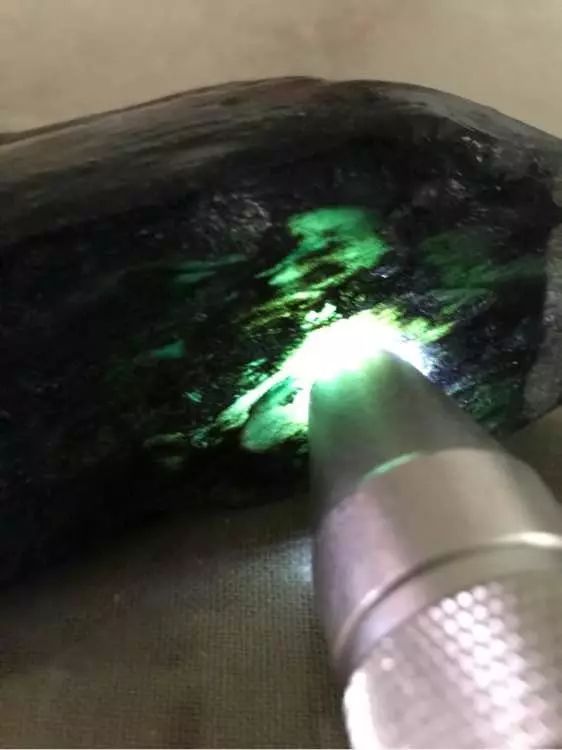 翡翠|货主6000买下的莫湾基原石，连开三个窗大涨！单车变奔驰！