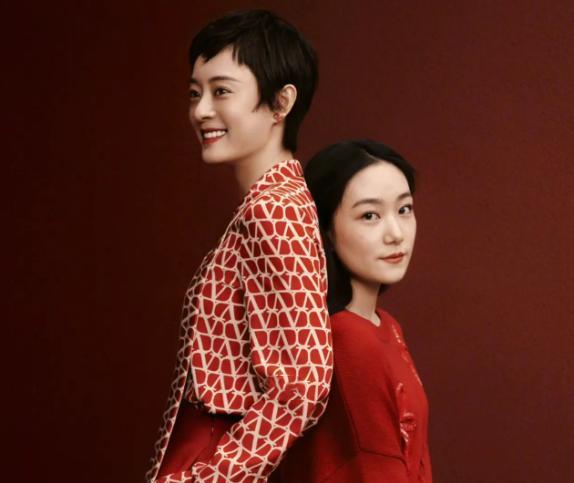 孙俪|同样穿高奢品牌,关晓彤比孙俪同父异母的妹妹洋气,颜值全靠衬托