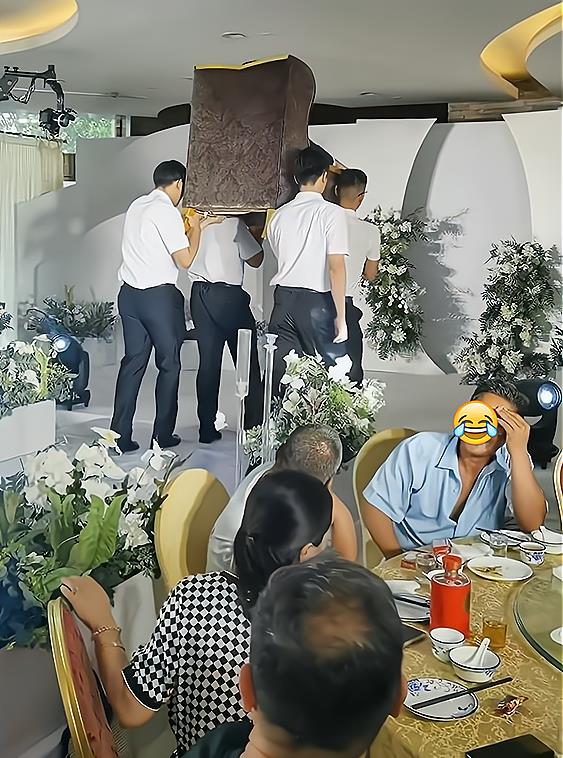 替他尴尬!湖北一婚礼现场,新郎坐沙发被4人抬进场,亲友沉默了