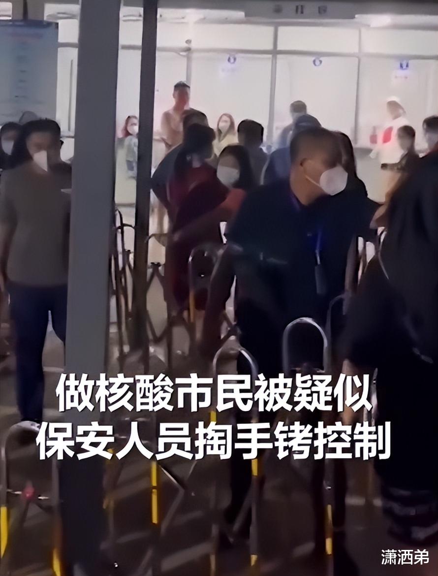 如今的保安越来越嚣张了,海南保安居然用手铐将男子铐住拖拽