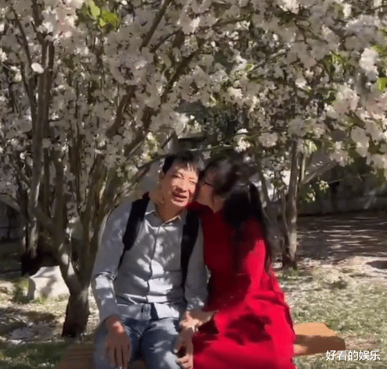余秀华|46岁余秀华带男友赏花,情不自禁亲吻对方,90后男友承认为利而来