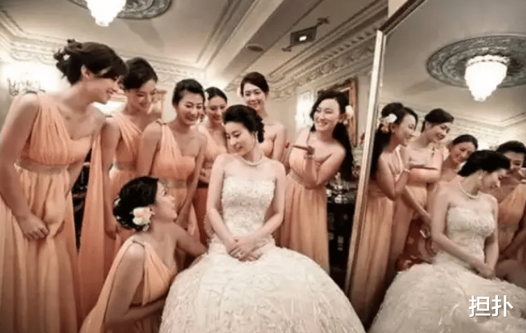 霍启刚|霍启刚跟郭晶晶婚礼多豪华?婚纱价值18万,董先生亲自上台发言