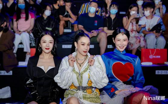 钟丽缇|钟丽缇真是老来俏！戴发夹机场同老公超腻歪，发际线后移大脑门抢镜