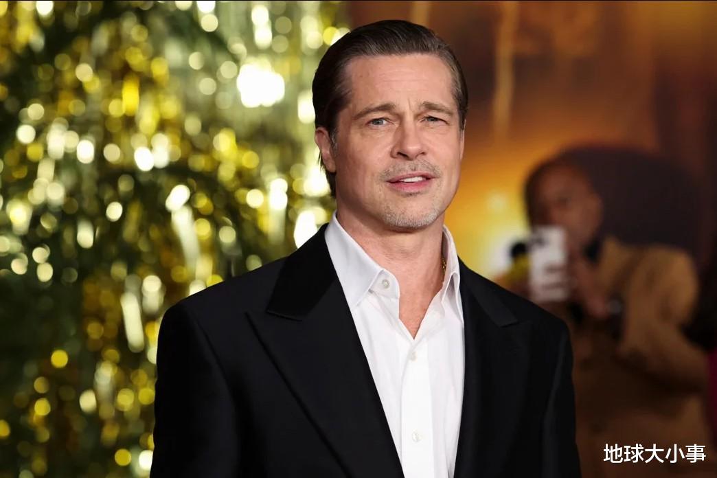 布拉德·皮特|布拉德皮特与新女友池畔晒日光浴,大秀春光