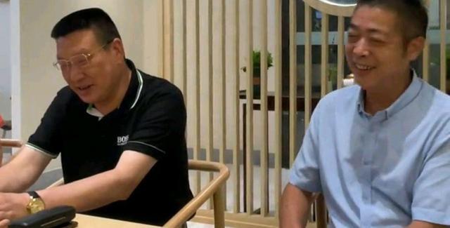 终于看到姚爸笑了,潘克律师与姚爸、黄继华一起品茶,网友很欣慰