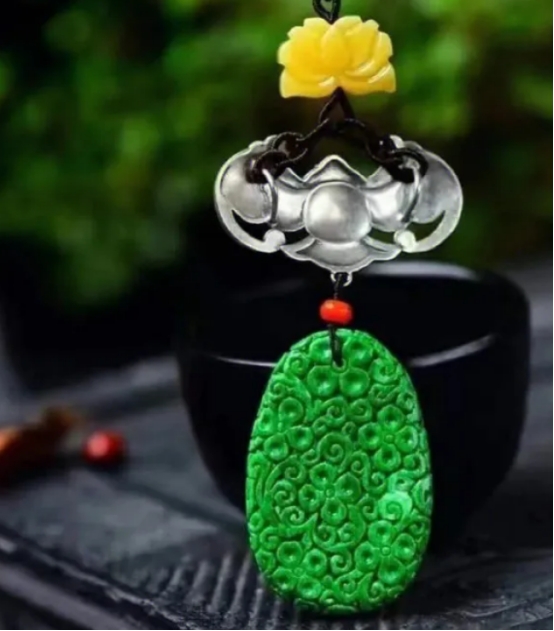 首都博物馆|翠轩一品-满绿干青翡翠为什么便宜一些?