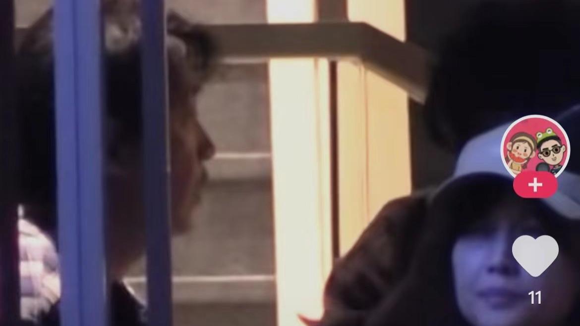 潘粤明|潘粤明带女友外出聚餐，两人打扮低调接地气，形影不离太恩爱