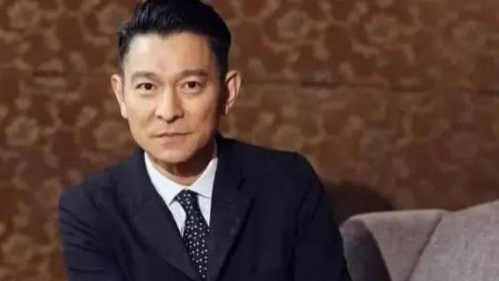 刘德华|刘德华与朱丽倩罕见同框，穿情侣装低头哈腰，56岁妻子疑似怀二胎