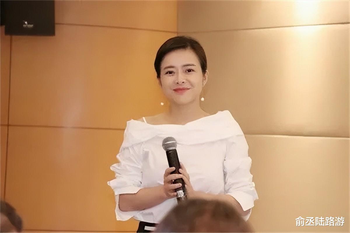 陈辰|?原东方卫视主持人陈辰，低调嫁歌唱家余笛，今被丈夫宠成少女