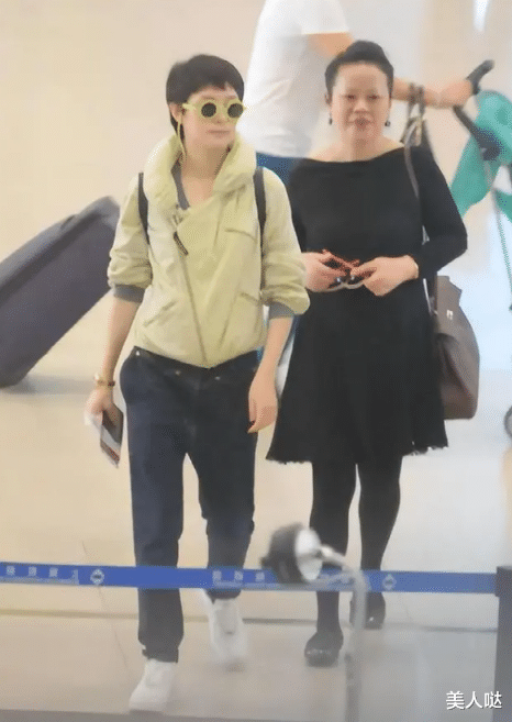 孙俪|孙俪罕见携妈走机场，60岁妈妈穿小黑裙窈窕精致似贵妇，女儿打扮随意似小跟班