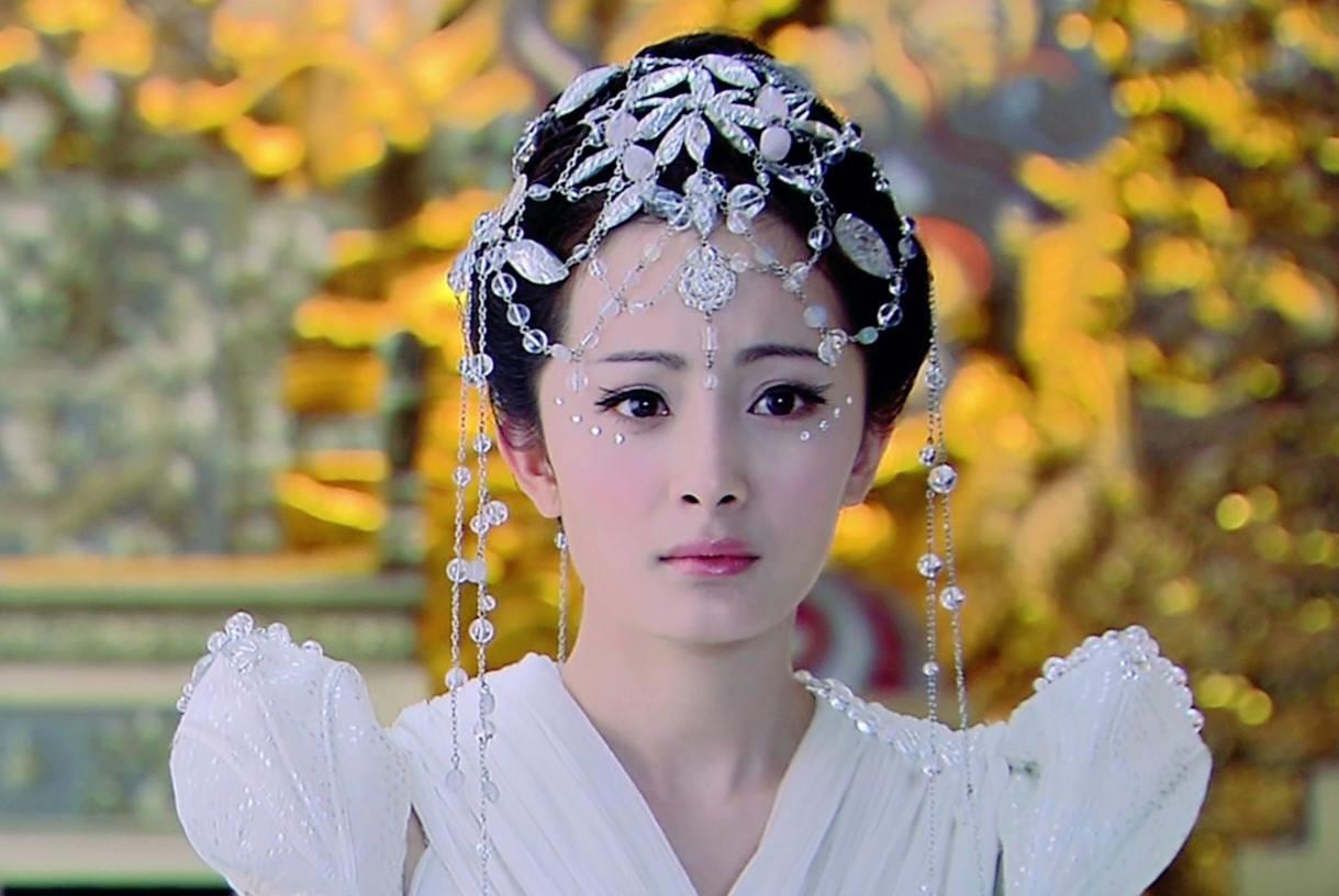 杨幂|杨幂穿性感内衣的新闻又上了热搜，网友却怒批她只会宣传身材美貌