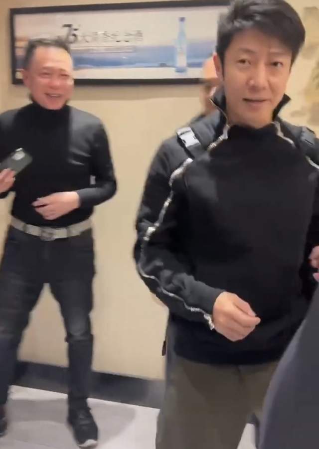 李白|撒贝宁带娇妻回武汉参加酒局!李白举酒杯尬笑不合群,大长腿抢镜