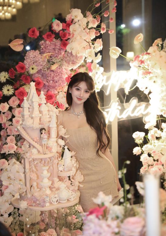 黄晓明|黄晓明疑为叶珂庆生，贺卡甜蜜表白被指油腻，女方一度泪洒当场