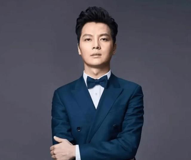 任鲁豫|任鲁豫的伤情令人揪心！5位主持人意外摔倒后，展现出敬业和情商