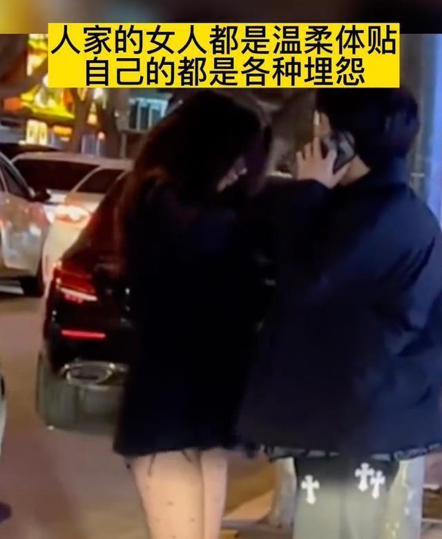 深夜的那路边,女子身穿短裙帮男友“拉拉链”,网友的评论亮了 纪实