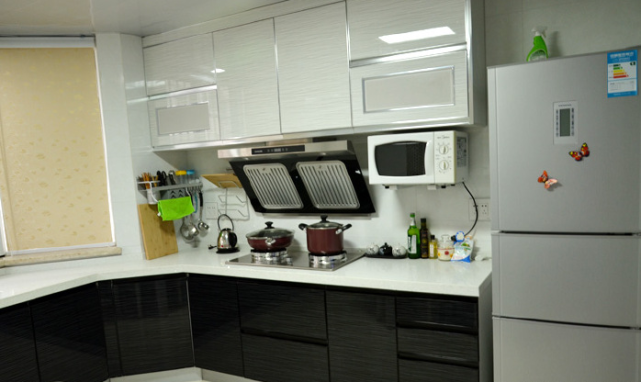 朋友新家装好了,很小很温馨,头一次看见这么设计电视墙的!