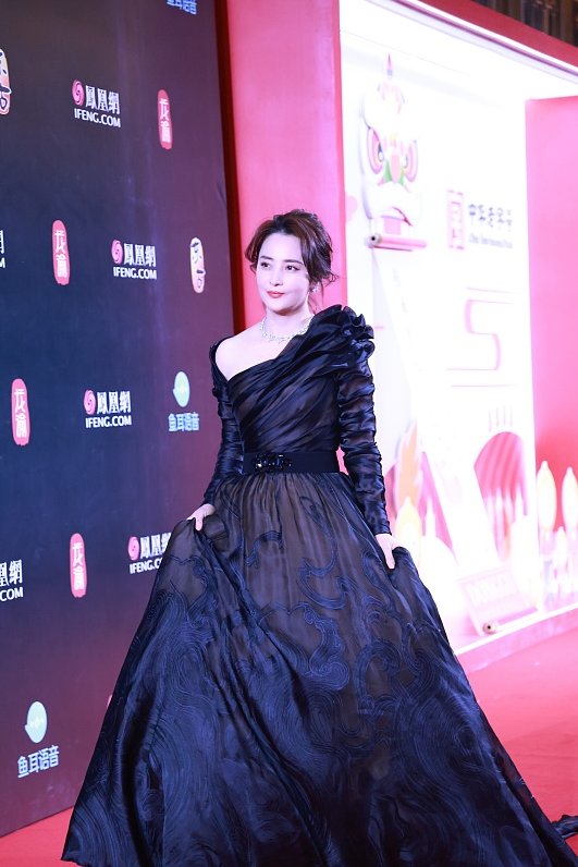 小黑裙 年近半百的蒋勤勤怎么不见老，穿黑裙气场全开好霸气，涂红唇好美