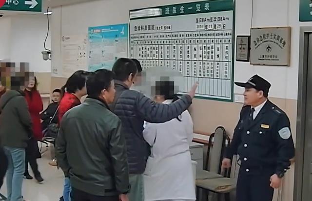家属与保安发生冲突,抄起板凳扔了过去,保安:太累不想干了