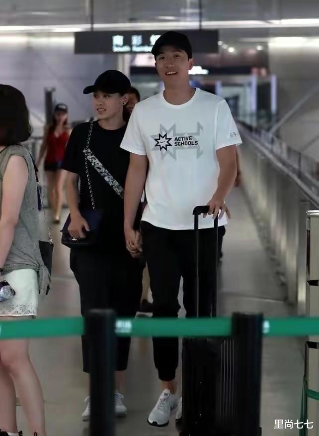 刘翔|刘翔带二婚老婆走机场,情侣打扮品味相近,但老婆颜值不如原配