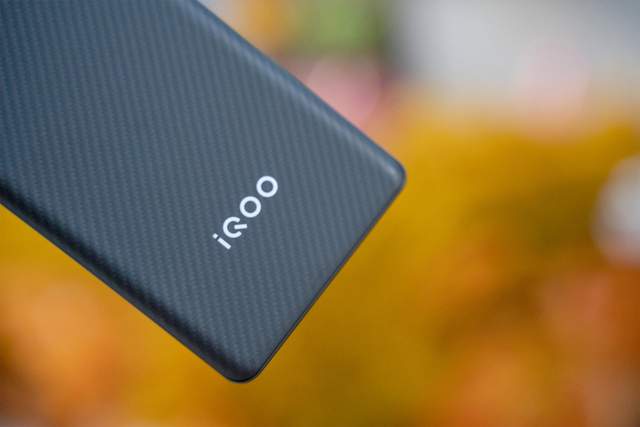 经典|经典配色如何实现创新?iQOO 9 Pro赛道版亲自示范