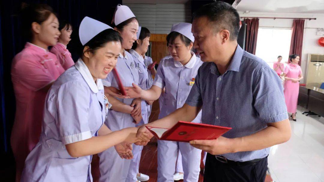 护士|女护士和领导聊天记录上热搜,没有什么工作,值得我们付出尊严