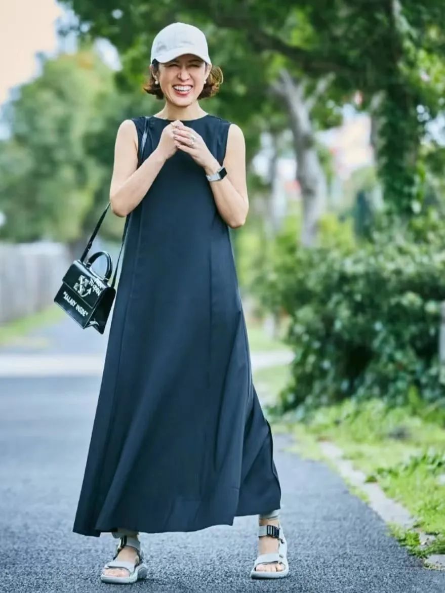中年女人出街穿搭，“棒球帽”和“草编帽”效果意外，优雅显气质
