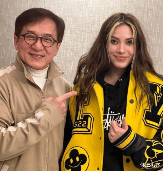 成龙|接地气!谷爱凌穿200块运动内衣,和成龙合影,功夫巨星邀她拍戏