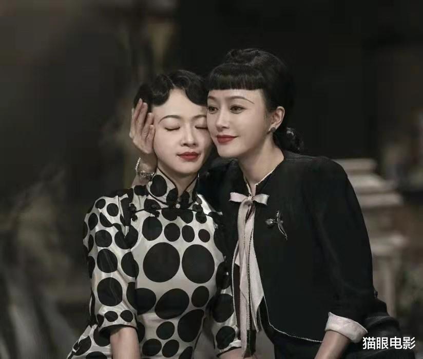 秦岚|42岁秦岚戴贝雷帽年轻10岁，穿外套露腰腹肌抢眼，怪不得能演刺客