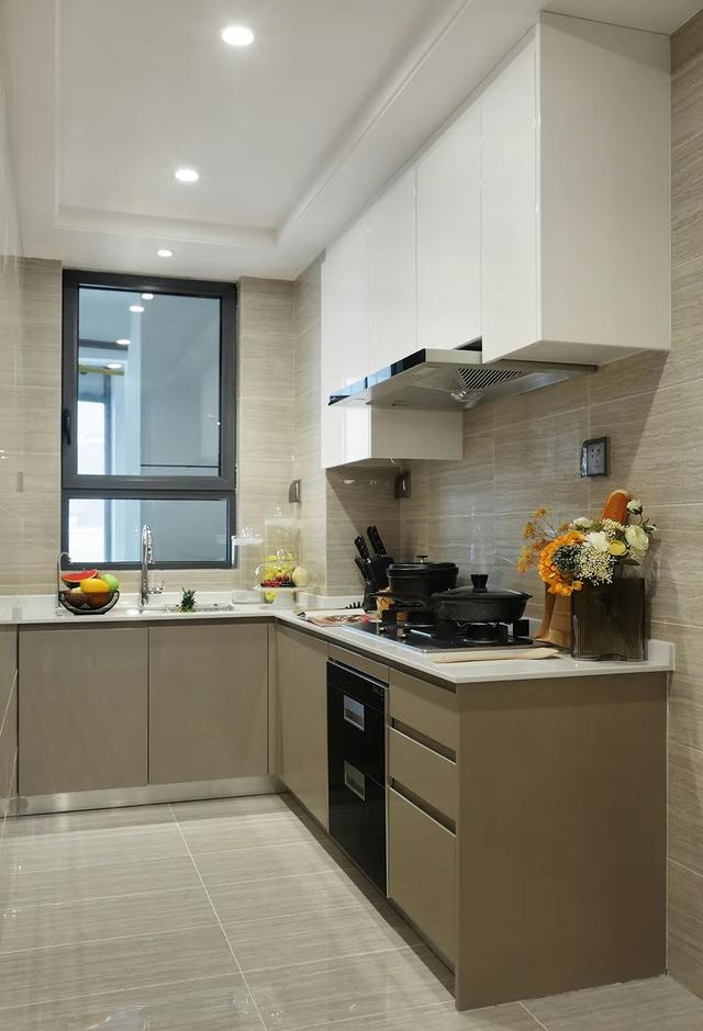 110㎡现代，硬装稳重端庄，软装配色鲜活，满屋舒适气质