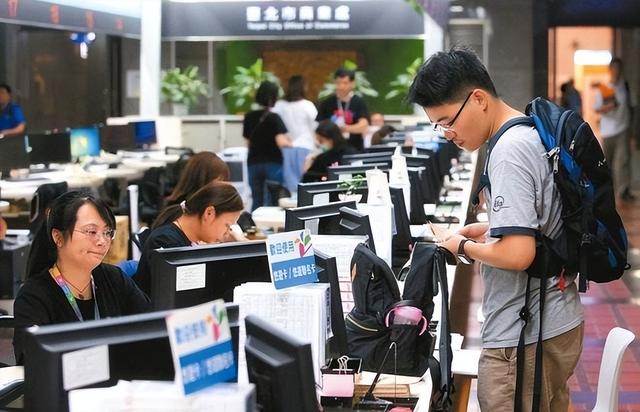 住房公积金|公务员工资仅4000,但家里普遍好几套房,他们的哪里来的钱?