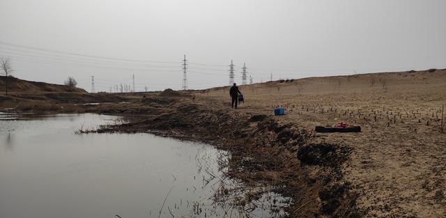 大爷|63岁老大爷野钓天天爆护,方法简单粗暴,就是他有些蛮横